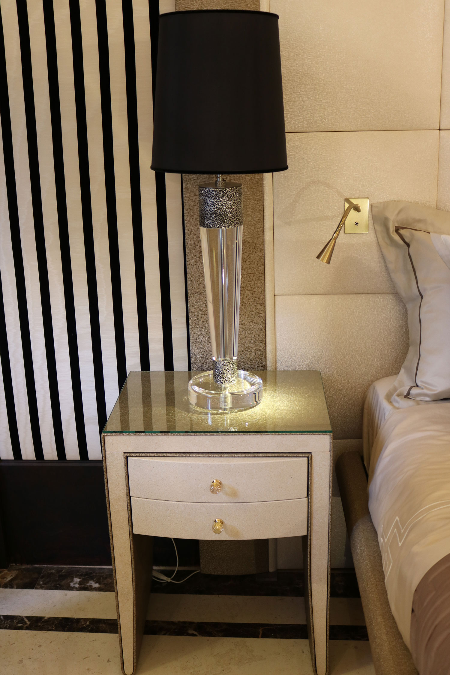 Mobilier de luxe Paris Chevet bicolore, table de nuit  - MADELIA