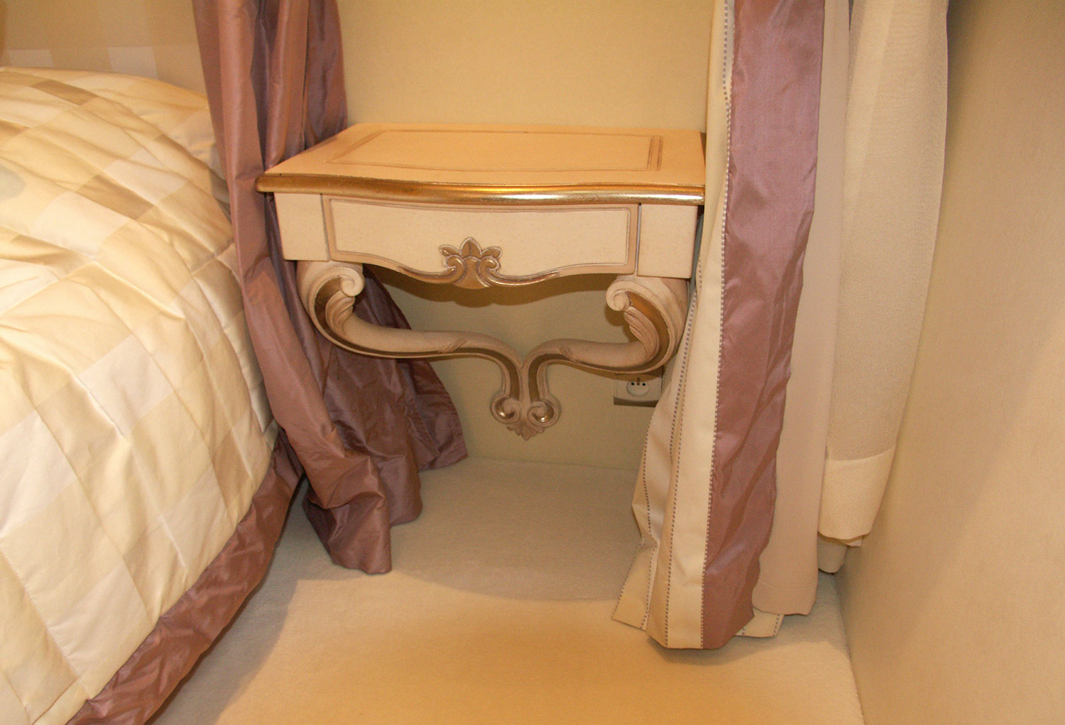 Mobilier de luxe Paris chevet, table de nuit originale, chambre à coucher Madélia