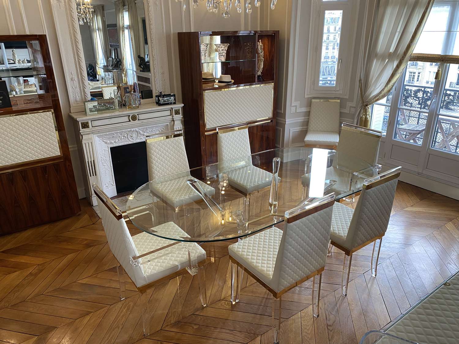 Visite privée d’un salon-salle à manger aux meubles raffinés crées sur ...